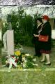 Emlékhelyének avatása, 2003, Szentendrei Köztemető (jobbról Pethőné Németh Erika, Sápi Zsuzsa)