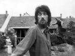 1976 körül az épülő műterme előtt, Muskotály 18., Szentendre
