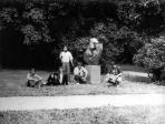 A Kapcsolat c. szobrával Klaipédában, 1988 (balról M. G.)