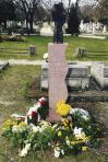 Emlékhelyének avatása, Szentendrei Köztemető, 2003 (állíttatta  VLSKE, a kő alapot Holdas György faragta)